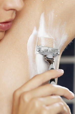 Chị em phụ nữ có nên cạo lông nách?