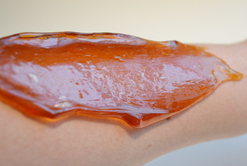 “Nhăn mặt” vì waxing lông chân bằng sáp nóng