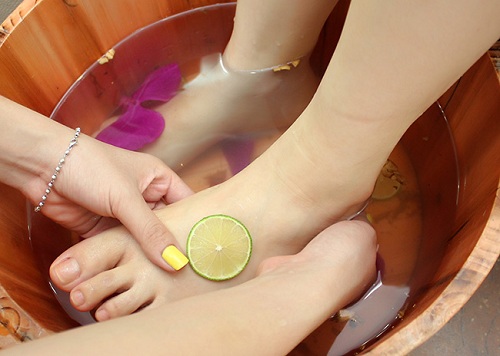 Có nên rửa chân với nước chanh sau khi tẩy lông không?